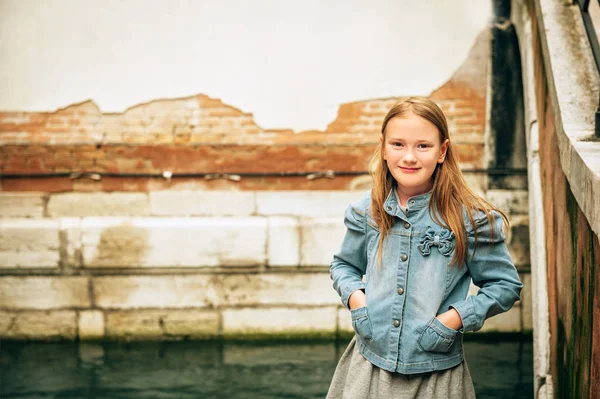 Outdoor Portrait Pretty Kid Girl Walking Old Italian Streets Wearing — Stock Photo, Image