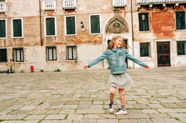 Plenerowej Ładne Dziecko Dziewczyna Spaceru Ulicami Starego Włoskiego Dziecko Taniec — Zdjęcie stockowe