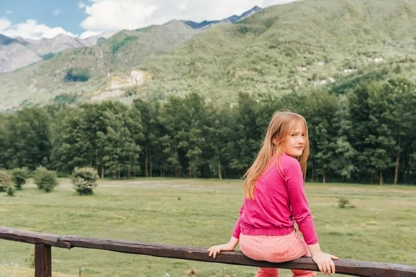 Niña Bonita Descansando Las Montañas Sentada Valla Mirando Hacia Atrás — Foto de Stock