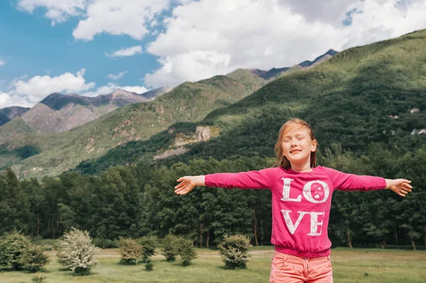 Oldukça Dağlarda Oturan Kız Çocuk Silah Geniş Açık Gözleri Kapalı — Stok fotoğraf