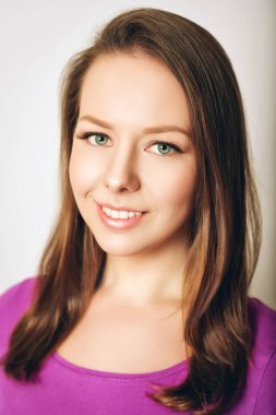 Atış genç güzel kadın studio professional ile güzel kız makyaj 