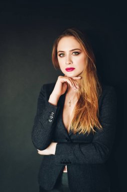 Ateş, koyu siyah arka plan karşı poz parlak pembe ruj, güzel kızla genç güzel kadın stüdyo