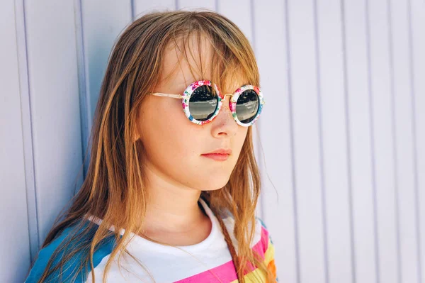 Outdoor Close Portrait Adorable Little Girl Wearing Modern Sunglasses — Stock Photo, Image