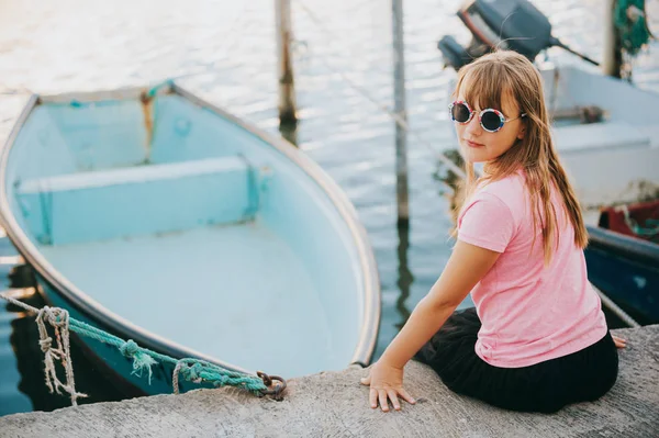 Mädchen Ruht Sich Den Sommerferien Kleinen Hafen Aus — Stockfoto