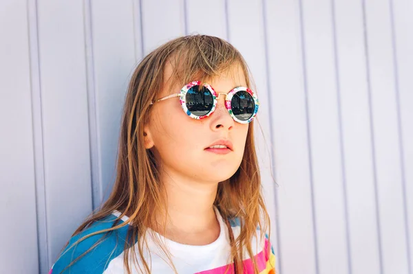 Outdoor Close Portrait Adorable Little Girl Wearing Modern Sunglasses — Stock Photo, Image
