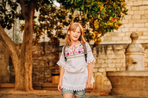 Adorabile Turista Bambina Con Zaino Strade Della Provenza Tramonto Viaggia — Foto Stock