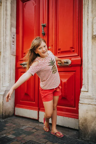 Sevimli Küçük Kız Turist Provence Sokakların Çocuklarla Seyahat — Stok fotoğraf