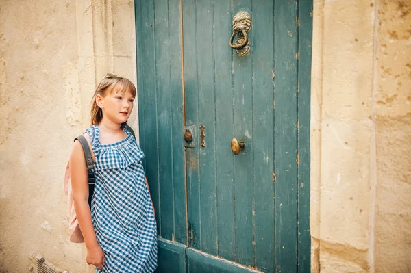 Dość Mały Turysta Dziewczyna Ulicach Prowansji Noszenie Niebieski Wzór Sukienka — Zdjęcie stockowe