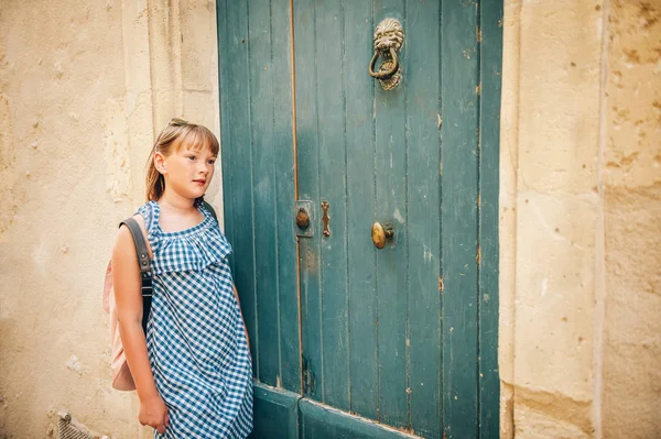 Bella Turista Bambina Strade Della Provenza Indossando Abito Blu Gingham — Foto Stock