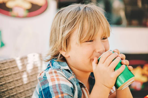 Μικρό Παιδί Αγόρι Πίνοντας Σόδα Καφέ Μια Πολύ Ζεστή Μέρα — Φωτογραφία Αρχείου