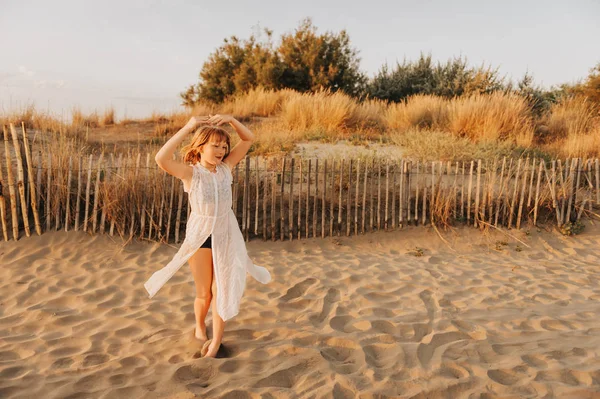 Красивая Девочка Танцует Песчаном Пляже Моря Закате Подросток Отдыхает Летом — стоковое фото