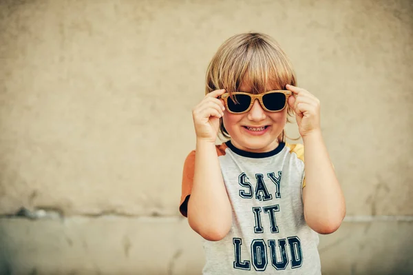 Retrato Livre Menino Engraçado Vestindo Óculos Sol Camiseta Com Sinal — Fotografia de Stock