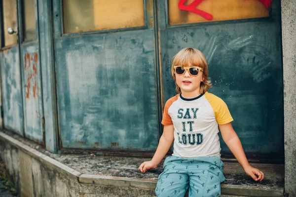 Retrato Livre Menino Engraçado Vestindo Óculos Sol Camiseta Com Sinal — Fotografia de Stock