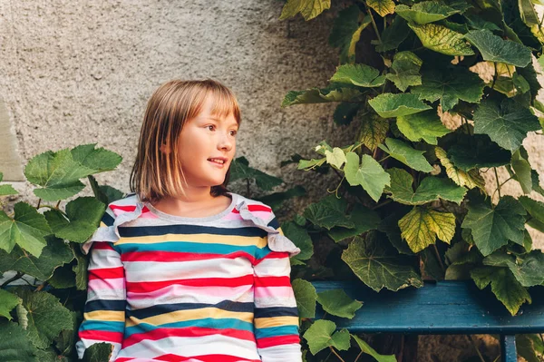 Açık Şerit Uzun Süre Giyen Güzel Çocuk Kız Portresi Kollu — Stok fotoğraf