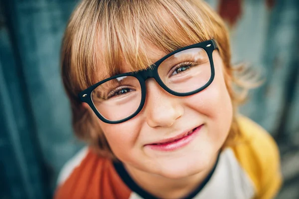 Εσωτερικη Πορτρέτο Του Αξιολάτρευτο Παιδί Αγόρι Φορώντας Γυαλιά — Φωτογραφία Αρχείου