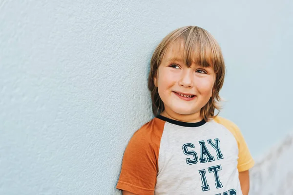 Retrato Livre Menino Adorável Vestindo Camiseta Com Sinal Diga — Fotografia de Stock