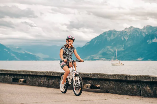 Cute Little Dziewczyna Jazdy Rowerze Parku Sport Dla Dzieci Aktywna — Zdjęcie stockowe