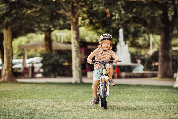 Cute Little Jazdy Chłopiec Rowerze Parku Sport Dla Dzieci Aktywna — Zdjęcie stockowe