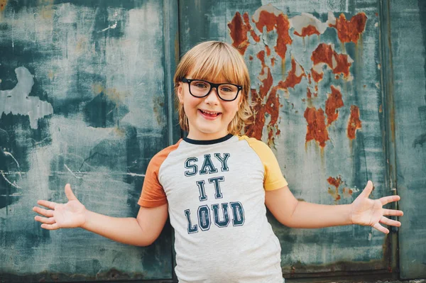 Retrato Livre Menino Engraçado Vestindo Óculos Camiseta Com Sinal Say — Fotografia de Stock