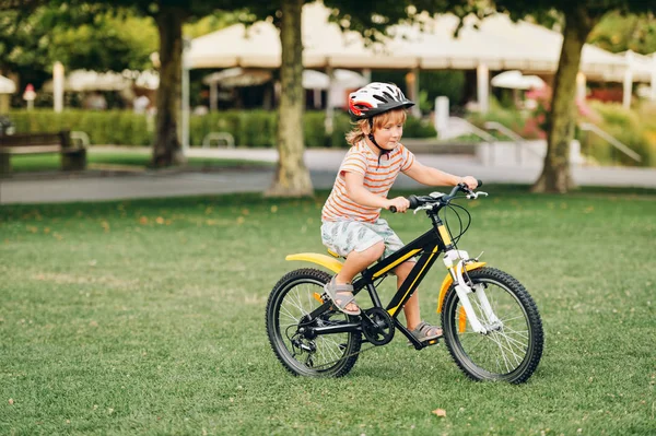 Cute Little Jazdy Chłopiec Rowerze Parku Sport Dla Dzieci Aktywna — Zdjęcie stockowe
