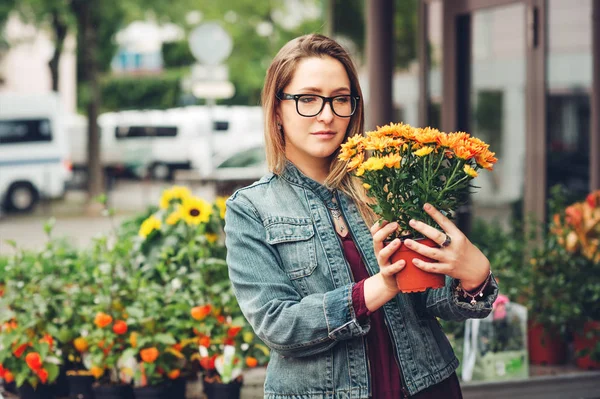 Frau Kauft Blumen Töpfen Blumenladen — Stockfoto