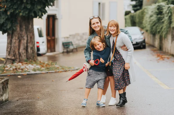 Mladá Šťastná Matka Dvěma Dětmi Malý Chlapec Dívka Hrát Venku — Stock fotografie