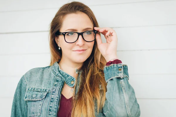 Portrait Extérieur Jeune Jolie Femme Portant Des Lunettes Une Veste — Photo