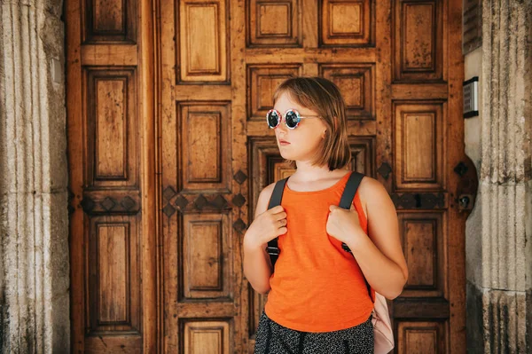 面白い小さな女の子の旅行者 プロヴァンスの街を歩いてのバックパックを身に着けています 南フランス カマルグ エーグ モルトで撮影された写真で子供たち 家族の休暇と旅行します ストック写真