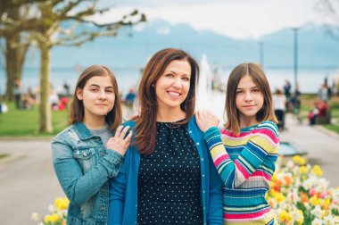Mutlu anne ve iki genç genç kızlar açık portresi
