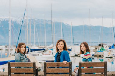 Mutlu anne ve iki genç genç kız gölde dinlenme açık portresi. Lozan, İsviçre'de alınan görüntü