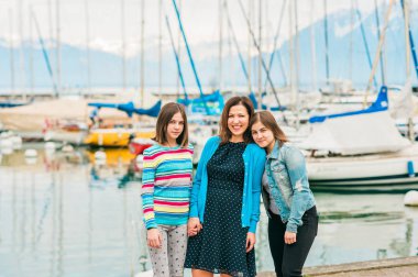 Mutlu anne ve iki genç genç kızlar açık portresi