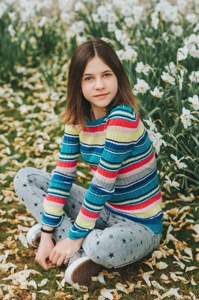 Açık Genç Varoluş Yaşındaki Kız Portresi — Stok fotoğraf