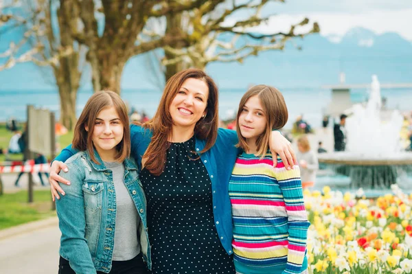 Outdoor Portret Van Gelukkige Moeder Twee Jonge Tienermeisjes — Stockfoto