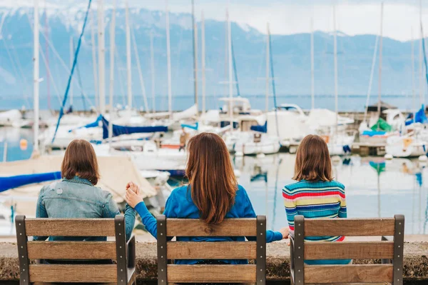 Outdoor Portrait Happy Mother Two Young Teenage Girls Resting Lake — Stock Photo, Image