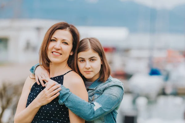 Outdoor Portrait Happy Mother Young Teenage Girl — Stock Photo, Image