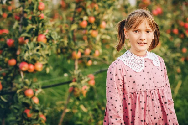 Ragazzina Che Gioca Nel Meleto Indossa Vestito Rosa Vintage Filiera — Foto Stock