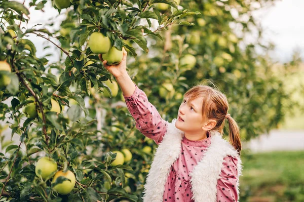 Mädchen Spielt Apfelgarten Und Trägt Rosa Vintage Kleid — Stockfoto