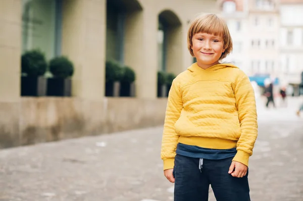 Πορτραίτου Του Όμορφος Μικρό Αγόρι Μια Πόλη Φορώντας Κίτρινο Hoody — Φωτογραφία Αρχείου