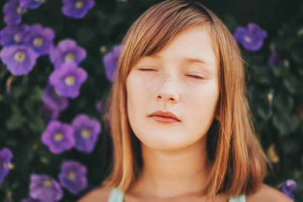 Tagträumendes Hübsches Mädchen Porträt Aus Nächster Nähe Gegen Lila Blumenwand — Stockfoto