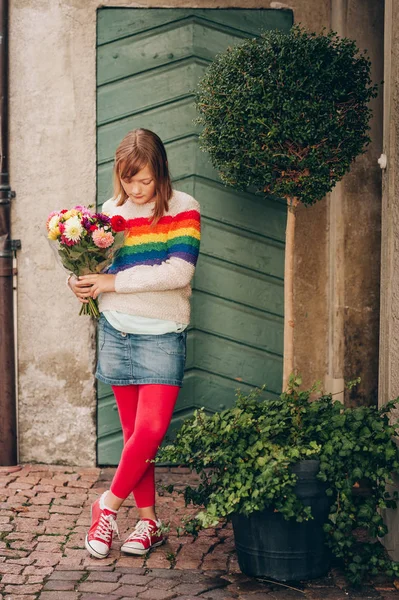 Outdoor Portret Van Kid Pretty Girl Dragen Kleurrijke Pullover Holding — Stockfoto