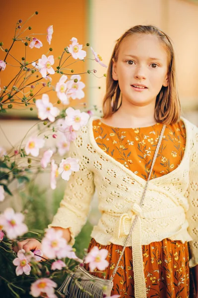 Retrato Moda Livre Menina Pré Adolescente Bonito Vestindo Vestido Marrom — Fotografia de Stock