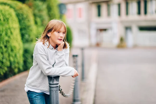 Außenporträt Eines Lustigen Kleinen Mädchens Mit Grauem Sweatshirt — Stockfoto