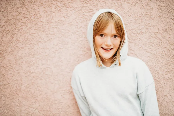 Ritratto All Aperto Divertente Bambina Che Indossa Felpa Grigia Posa — Foto Stock