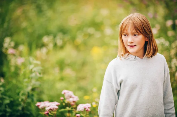 Retrato Aire Libre Una Linda Niña Usando Jersey Gris Disfrutando — Foto de Stock