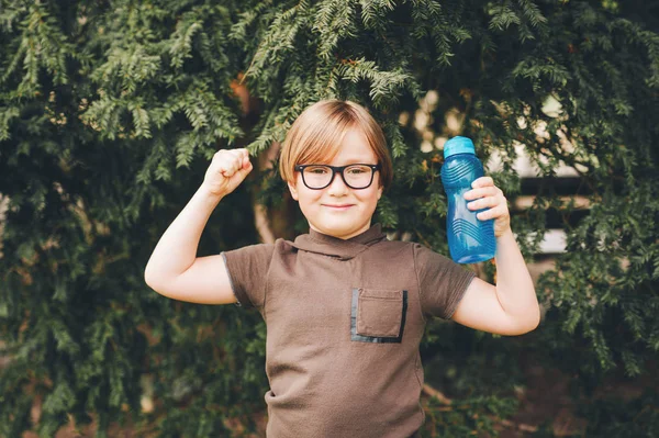 Niño Fuerte Inteligente Divertido Jugando Aire Libre Usando Anteojos Sosteniendo — Foto de Stock