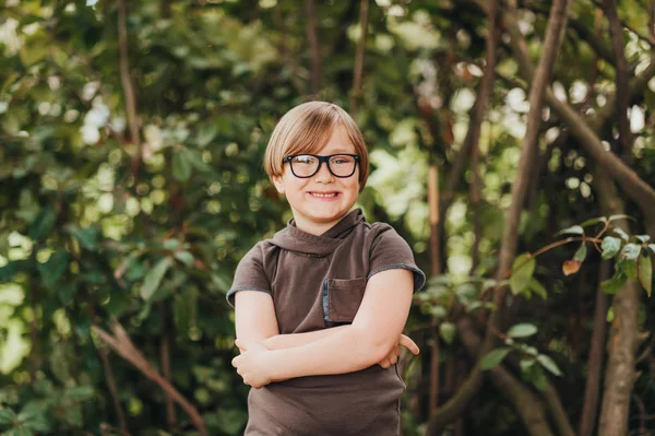 野外で遊ぶ 眼鏡と暗い Swetshirt を着て スマート強くて面白いの小さな男の子 — ストック写真
