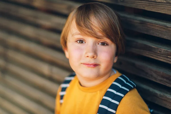 Εξωτερική Πορτρέτο Της Χαριτωμένο Παιδί Αγόρι Που Φοράει Κίτρινο Φούτερ — Φωτογραφία Αρχείου