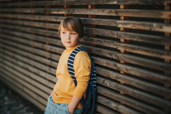 Außenporträt Eines Süßen Jungen Mit Gelbem Sweatshirt Und Rucksack Zurück — Stockfoto