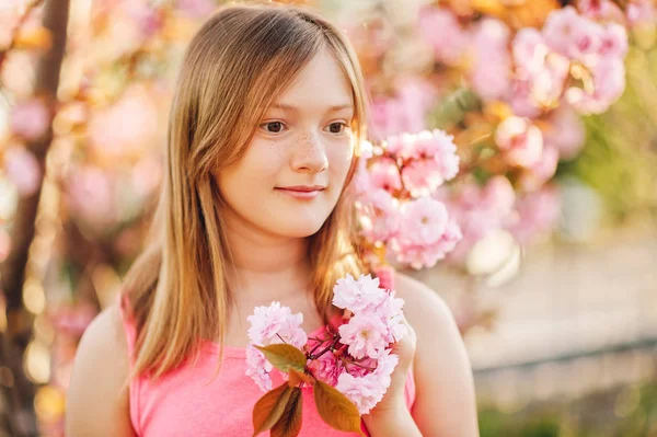 Spring Portrait Young Preteen Kid Girl Pink Blooming Flowers — Stock Photo, Image