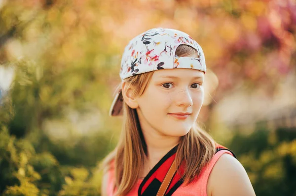 Outdoor Porträt Des Süßen Kleinen Mädchens Mit Rucksack Trägt Modemütze — Stockfoto